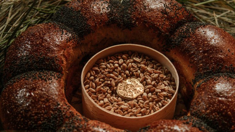 rizdvyaniy-korochun-davniy-oberig-u-suchasniy-interpretacii-bobkova-h-spelta