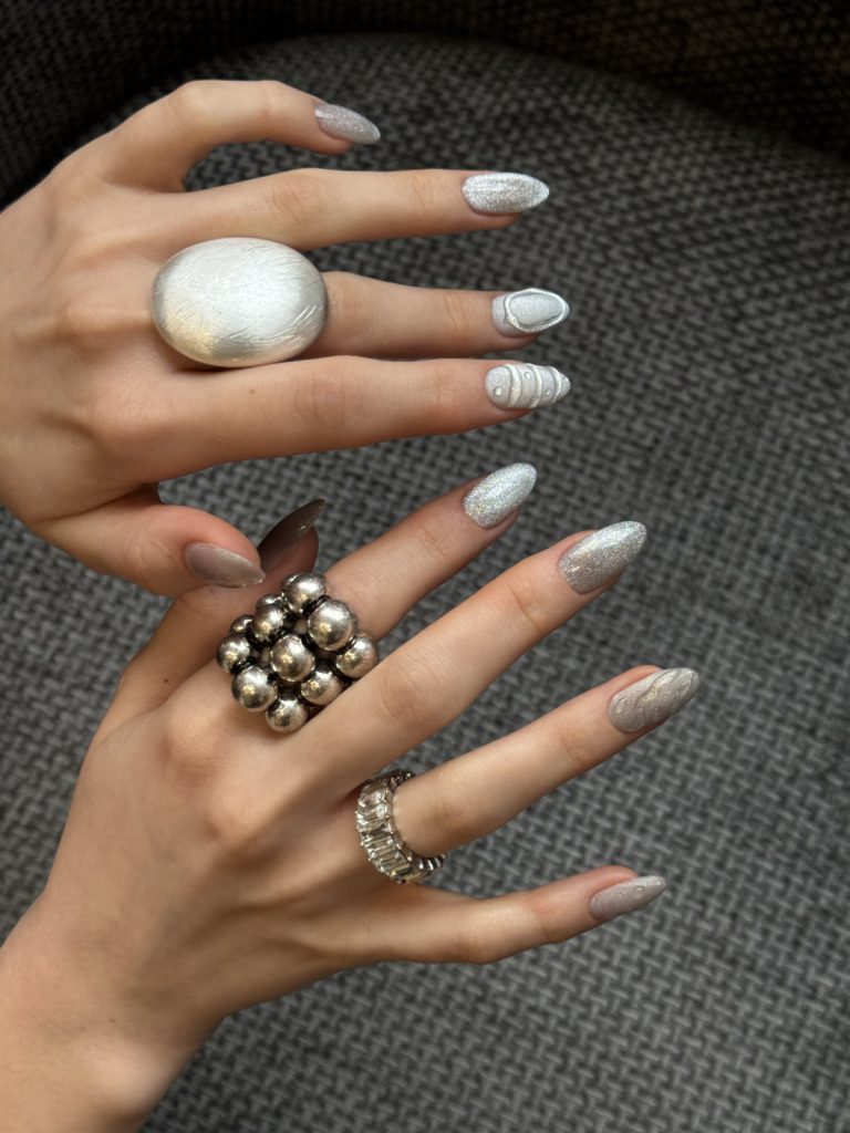 новорічний манікюр 2026 тренди