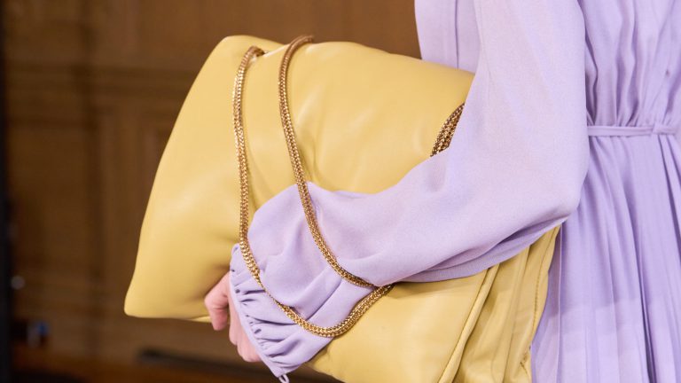 sumka-v-yaskravomu-vidtinku-favorit-modnic-na-holodniy-sezon-5-golovnih-trendiv-z-podiumiv