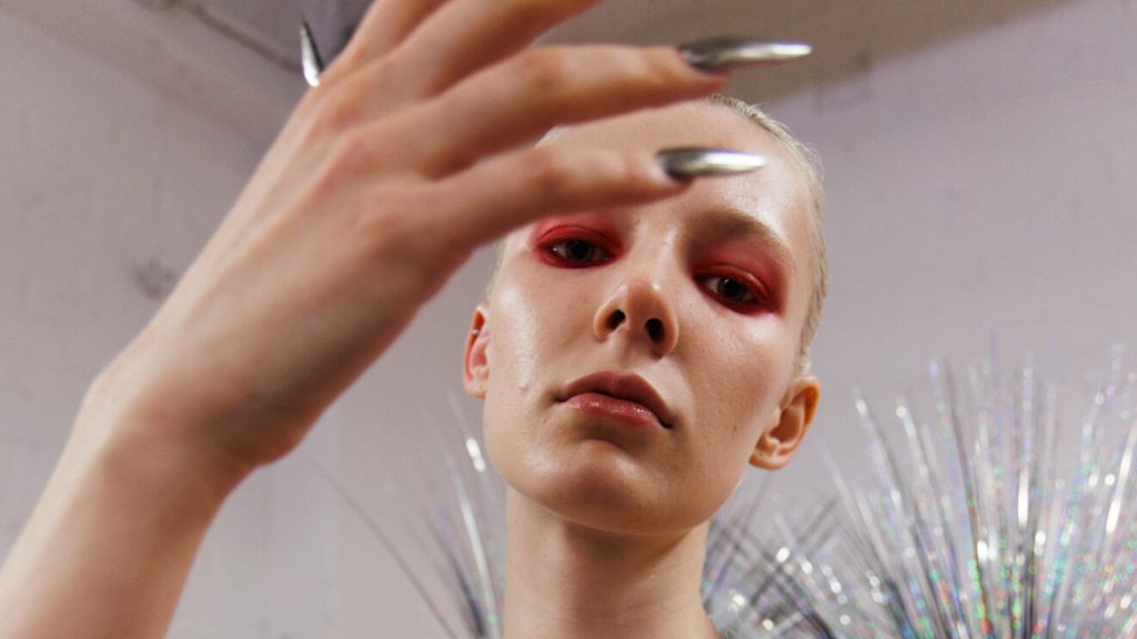 trendovi-vidtinki-manikyuruna-zimu2026roku-vid-navy-do-tomatno-chervonogo-ab082b5a