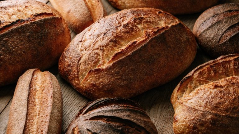 vse-pro-kraftove-vipikannya-hliba-v-ukraini-y-50-originalnih-receptiv-vid-pekariv-v-knizhkoviy-novinci-baking-bread