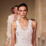 yak-stilizuvati-golovniy-kolir-2026-roku-naymodnishiy-odyag-ta-aksesuari-u-vidtinku-cloud-dancer