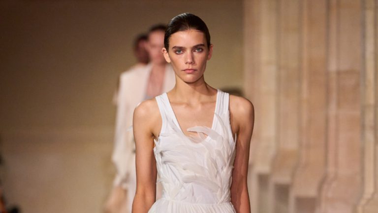 yak-stilizuvati-golovniy-kolir-2026-roku-naymodnishiy-odyag-ta-aksesuari-u-vidtinku-cloud-dancer