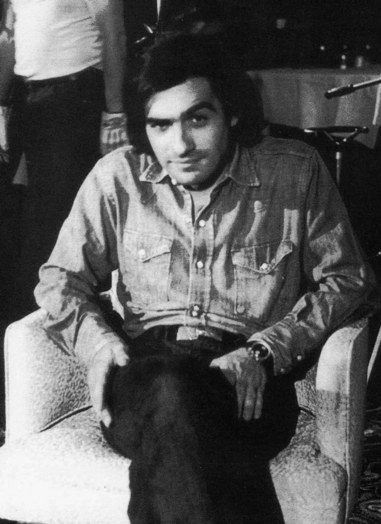 young-martin-scorsese-in-western-style-shirt-and-black-pants-photo-u1 Мартин Скорсезе в молодости