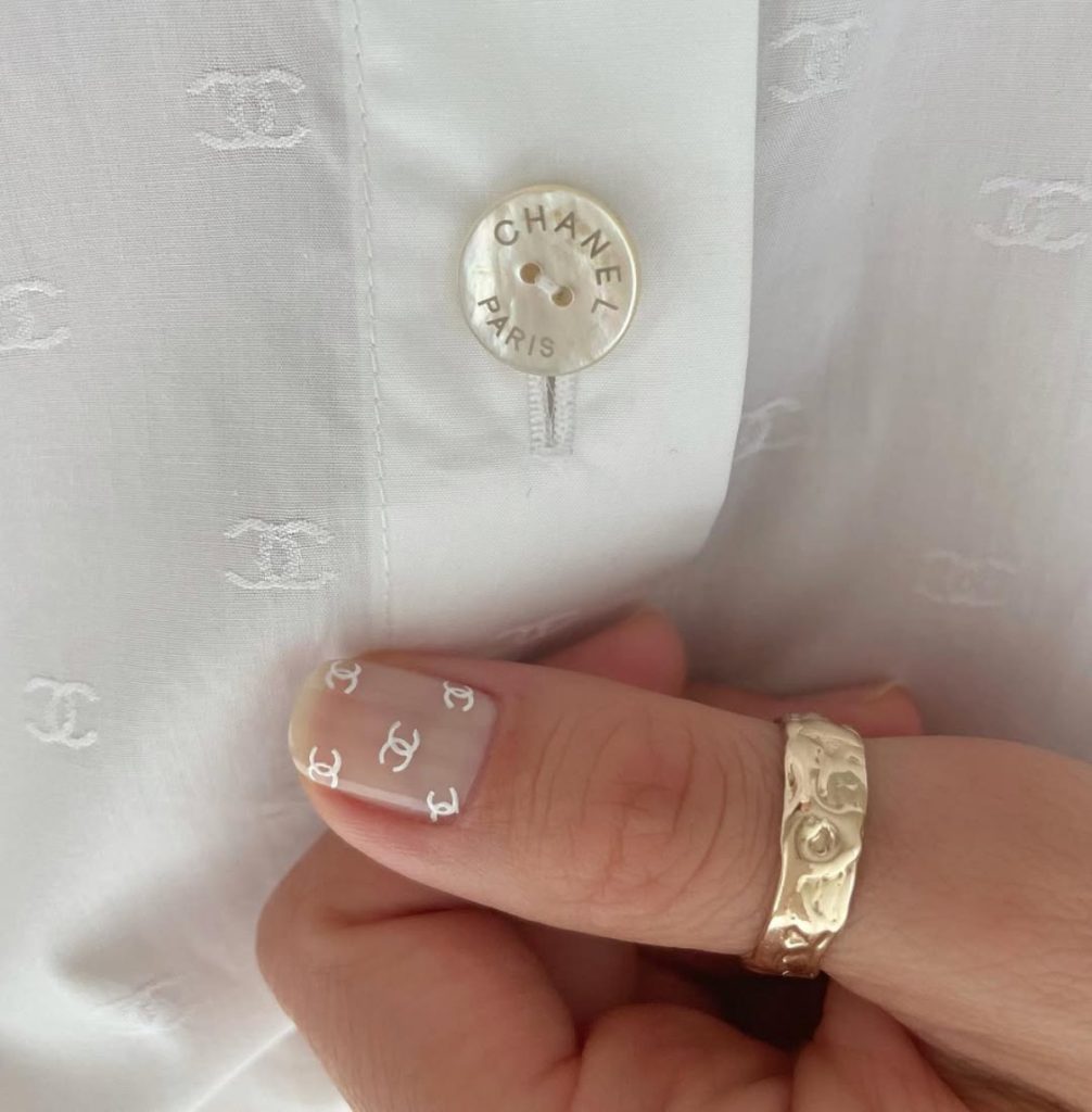 нюдові нігті з акцентом топ