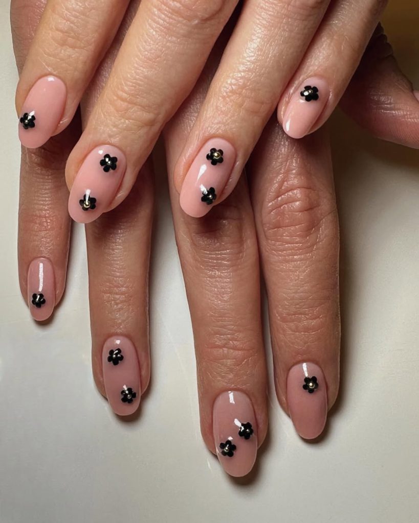 нюдові нігті з акцентом зима 2026