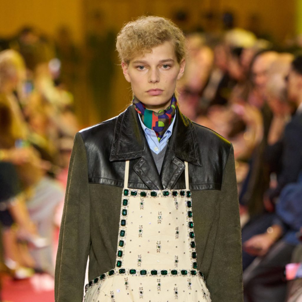 У 2026-му фартух стає головним акцентом образів — як його стилізувати, щоб мати стильний вигляд