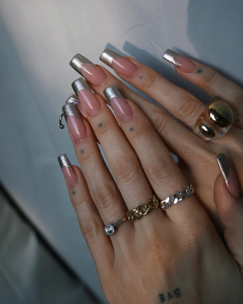 нюдові нігті з акцентом  2026 тренд