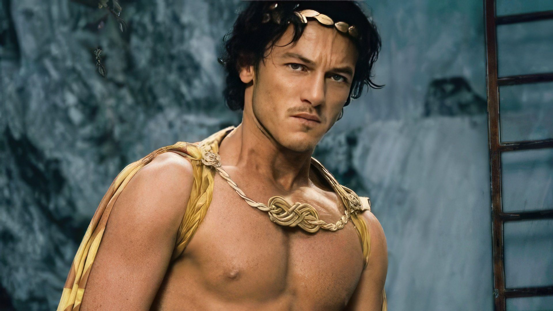 Люк Эванс в молодости