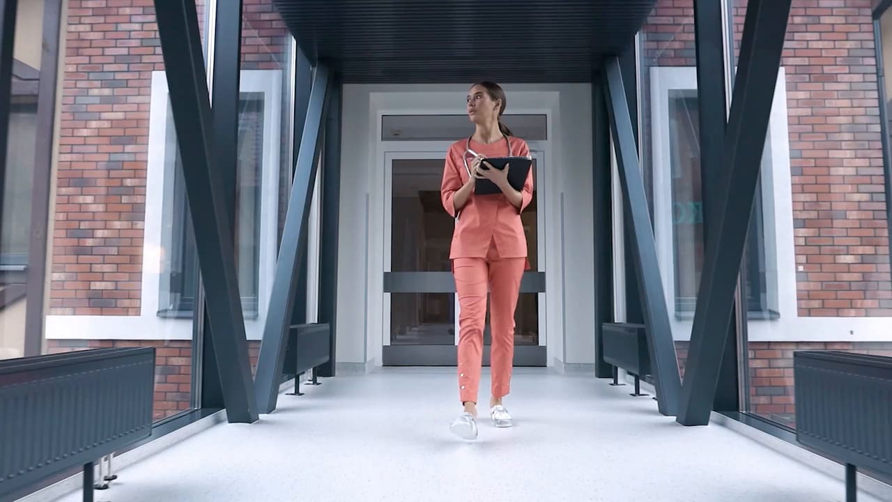 medicinskie-zhenskie-shtany-komfort-praktichnost-i-professionalnyj-stil-2