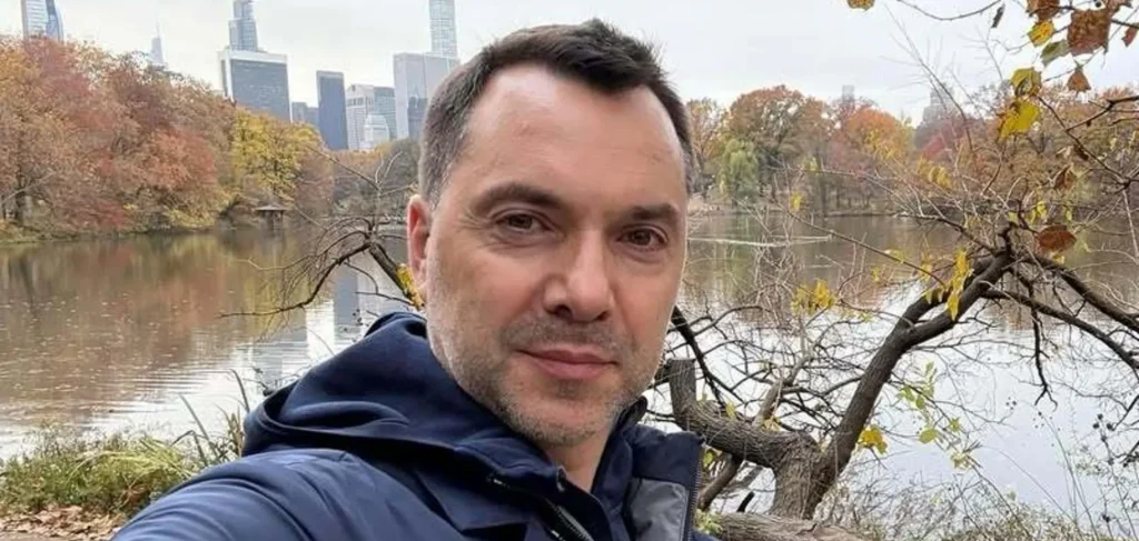 Арестович Где Сейчас Живет: подробности о месте проживания, биография и карьера