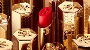 Головна makeup-покупка липня: помада KissKiss з медом, екстрактом прополісу та маточним молочком