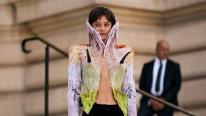 Від Bad Bunny до Емми Коррін: найстильніші гості показу Schiaparelli Haute Couture осінь-зима — 2026/27