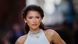 Статуя грецької богині: Зендея у скульптурному корсеті Schiaparelli стала головною зіркою прем’єри «Одіссеї»