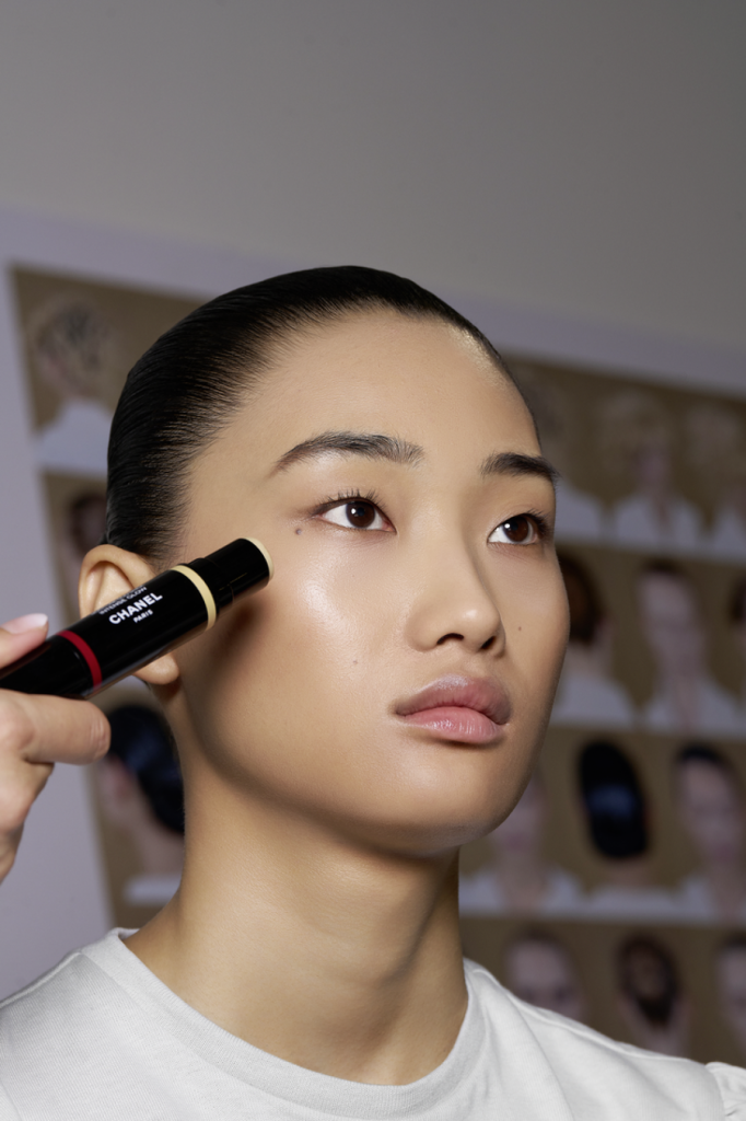 Скоригуйте недоліки на обличчі за допомогою консилера Les Beiges Serum Concealer, використовуючи висувний двосторонній пензлик Retractable Dual-Ended Concealer Brush №105 там, де це необхідно.